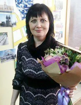 Букет роз, кустовых роз с гвоздикой и зеленью