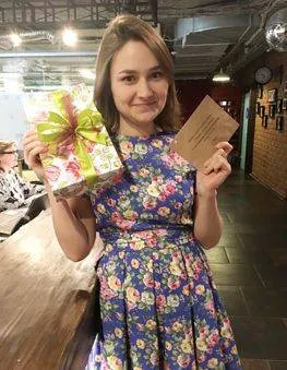 Коробочка с цветами и макарунами