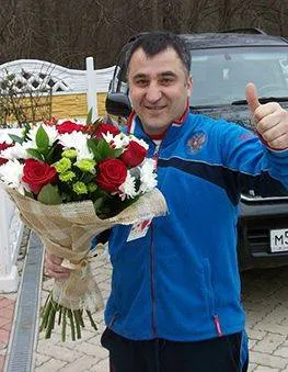 Букет из роз, хризантемы с рускусом